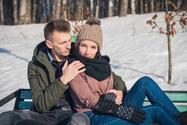 Vackra Unga Par Kär Sitter Träparksbänk Klar Solig Vinterdag — Stockfoto