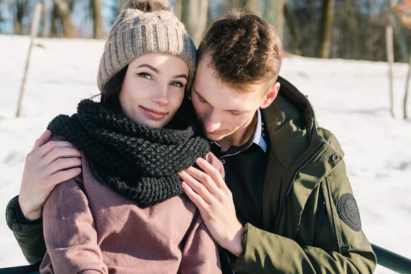 Красивая Молодая Пара Влюблена Зимний Парк Ясный Солнечный День Парень — стоковое фото