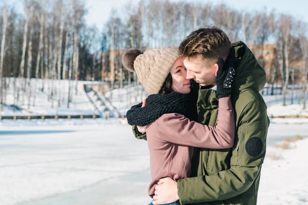Όμορφο Νεαρό Ζευγάρι Ερωτευμένο Ένα Χειμερινό Πάρκο Μια Ηλιόλουστη Μέρα Royalty Free Φωτογραφίες Αρχείου