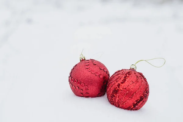 Duas Grandes Bolas Natal Vermelho Com Decoração Neve Branca — Fotografia de Stock
