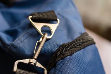 Kayışı mavi spor çantasına bağlamak için metal öge