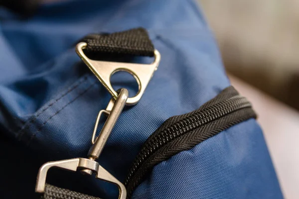 Kayışı mavi spor çantasına bağlamak için metal öge