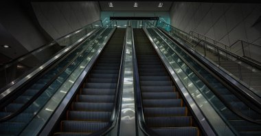 Büyük metal mekanik merdiven durumda. Daha net bir şekilde göstermek için resim yok bizzat