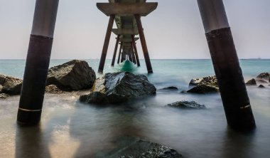 Dalgalar yumuşatmak için biraz uzun pozlama tekniği kullanarak bazı derinlik perspektif vermek için simetrik bir şekilde yaz köprünün altından çekilmiş