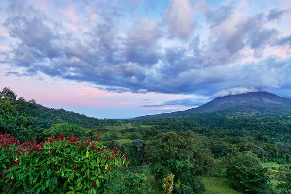 Nuvens de céu poderosas e céu dramático sobre o vulcão Arenal em La Fortuna, na Costa Rica — Fotografia de Stock