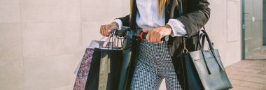 Elektrikli scooterlı alışveriş çantalı tanınmayan bir kadın.