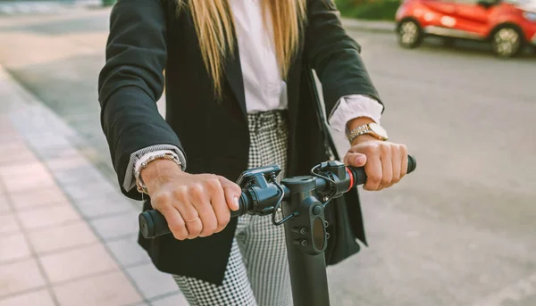 E-scooter 'ı açık havada tanınmayan bir iş kadını. — Stok fotoğraf