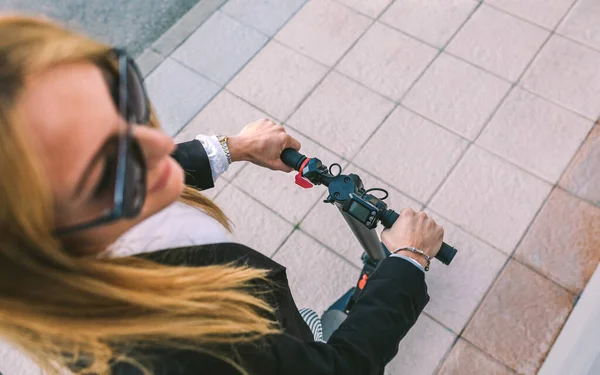 Bovenaanzicht van zakenvrouw met e-scooter buiten — Stockfoto