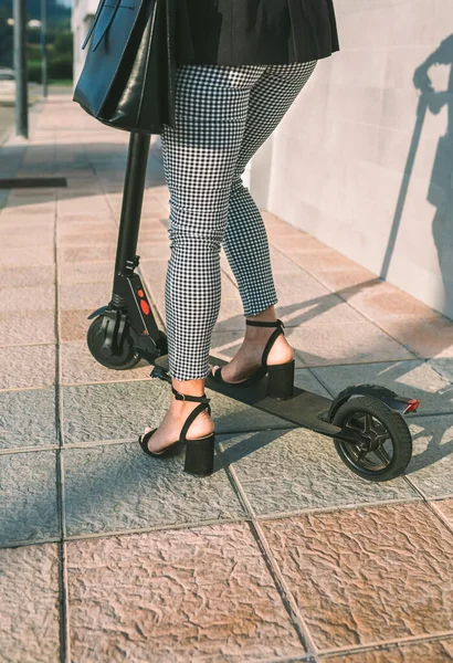 Piernas de mujer de negocios irreconocibles con e-scooter al aire libre — Foto de Stock