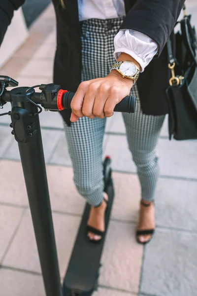 Femme d'affaires méconnaissable avec e-scooter à l'extérieur — Photo