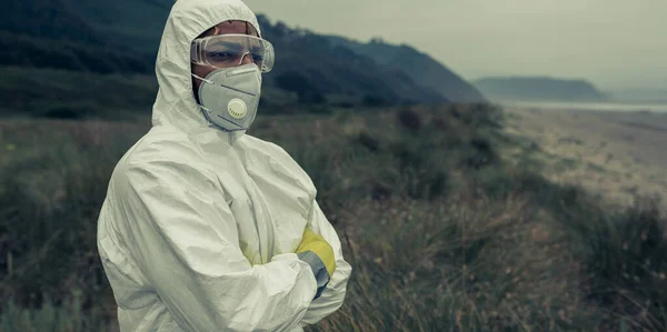 海を見る細菌学的保護服の男 — ストック写真