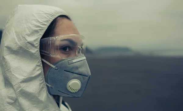 Gros plan de la femme avec une combinaison de protection — Photo