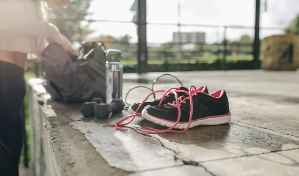 Chica tomando equipo deportivo de bolsa de deporte — Foto de Stock