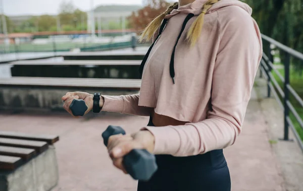 Meisjestraining met halters buiten — Stockfoto