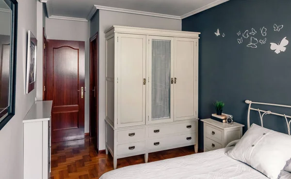 エレガントな内装のダブルベッドルームのインテリア — ストック写真