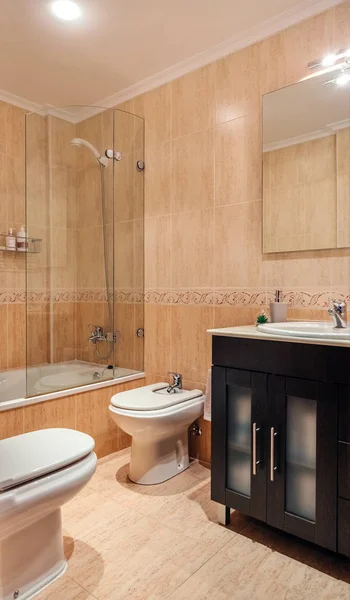 Ванная комната с зеркалом и душем — стоковое фото