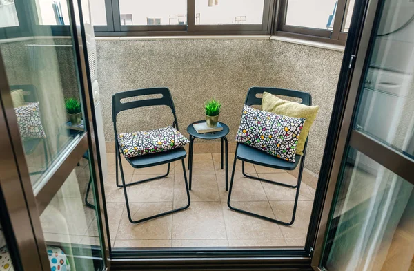 Terrasse mit zwei Stühlen und kleinem Tisch — Stockfoto