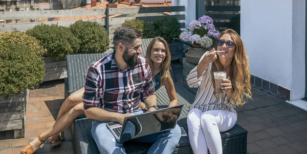 Büroangestellte arbeiten und ruhen auf der Terrasse — Stockfoto