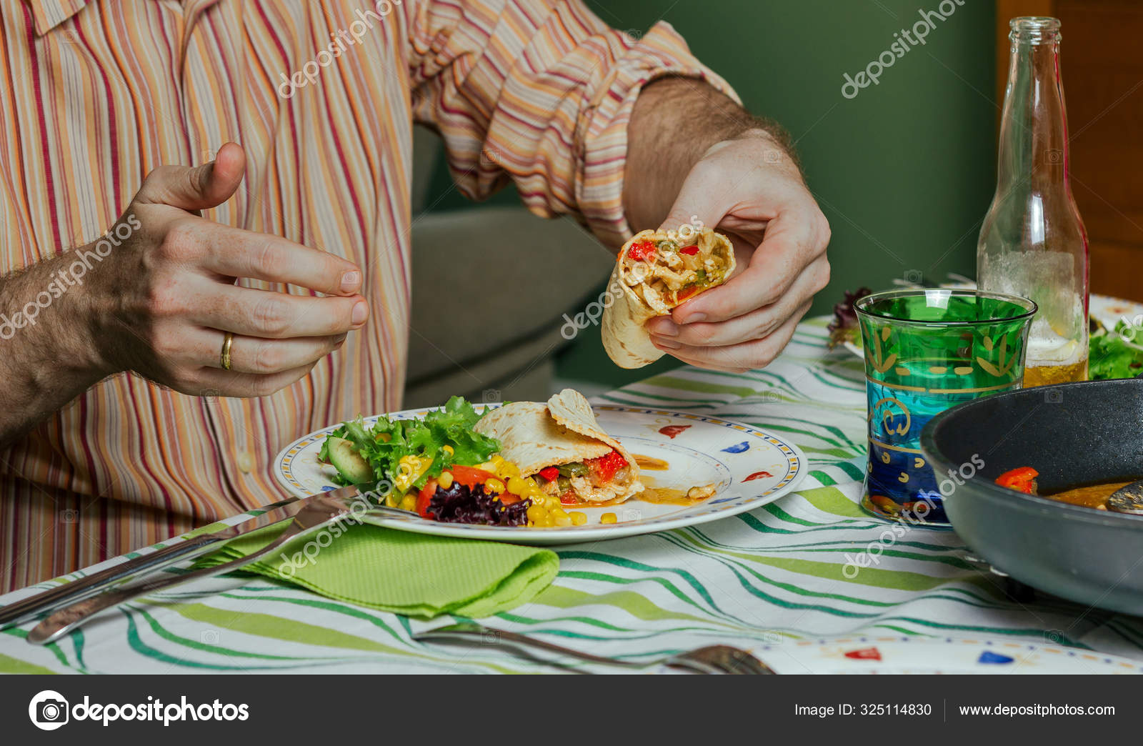 Eat with hands. плов едят руками. мексиканцы едят руками. кухня индии. Eat with hands.