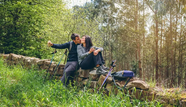 Couple kissing while making a break to do trekking — Stock Photo, Image