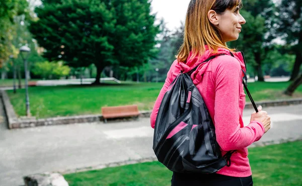 Sportswoman with backpack going to the gym — Stock Photo, Image