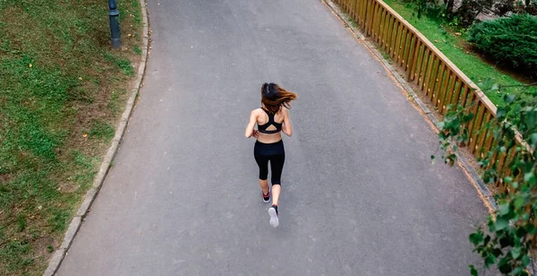 Kadın koşucunun hava görüntüsü — Stok fotoğraf