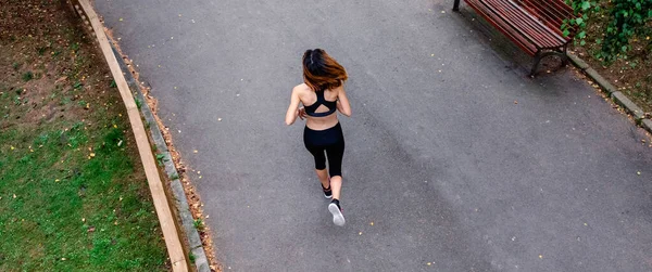 Kadın koşucunun hava görüntüsü geriye doğru — Stok fotoğraf