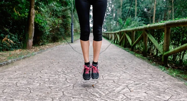 Piedi di donna irriconoscibile che salta con corda da salto — Foto Stock