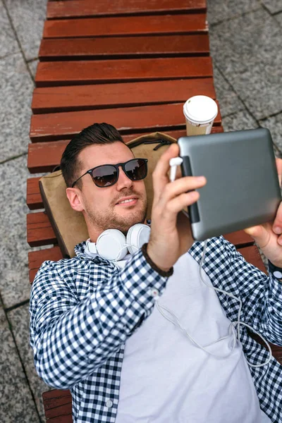 Young man using tablet outdoors — Stock Photo, Image