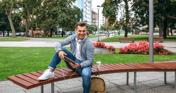 Young man with tablet outdoors — Stock Photo, Image