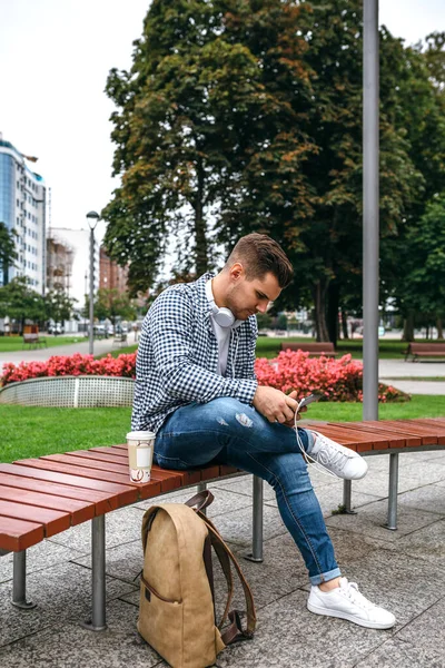 Jovem homem usando tablet ao ar livre — Fotografia de Stock