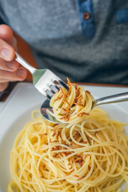 Adam yeme spagetti solucanlarla eller