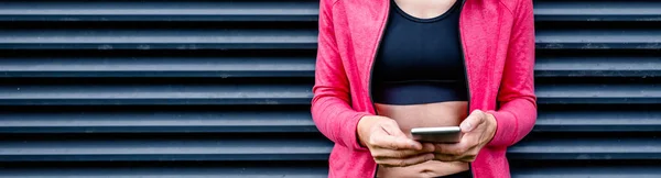 Female athlete with mobile phone — Stock Photo, Image