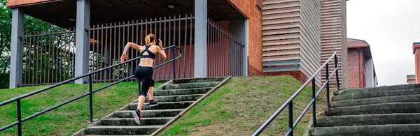 Atleta feminina subindo escadas ao ar livre — Fotografia de Stock