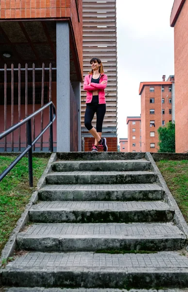 Atleta donna in posa su per le scale all'aperto — Foto Stock