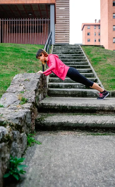 Female athlete doing push-ups outdoors — Stock Photo, Image