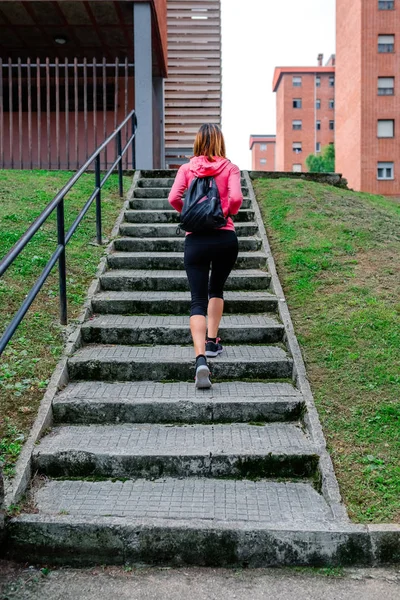 Női sportoló megy fel a lépcsőn a szabadban — Stock Fotó