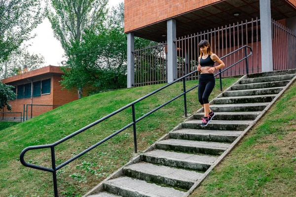 Atlet wanita menuruni tangga di luar ruangan — Stok Foto