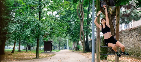 Nő csinál majom gyakorlatok gyűrűk — Stock Fotó