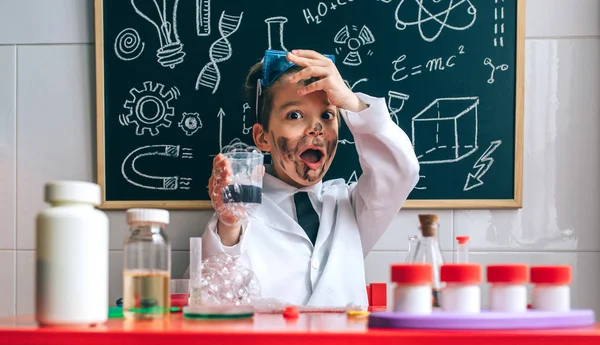 汚れた顔と変な少年化学者 — ストック写真