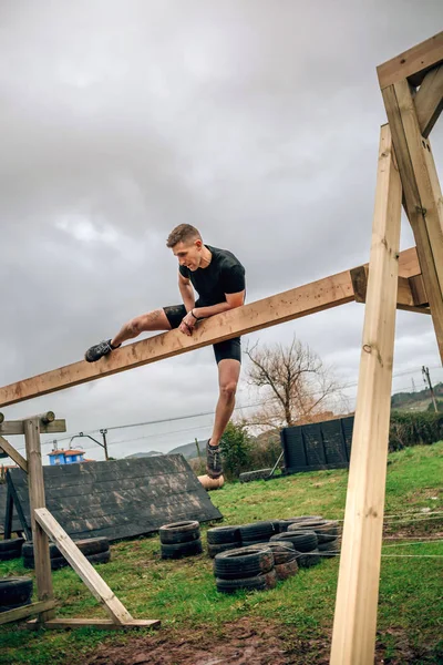 Participant in a obstacle course doing irish table — Stock Photo, Image