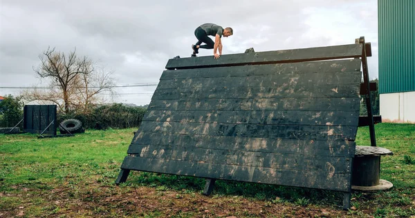 Participant au parcours obstacle escalade pyramide obstacle — Photo