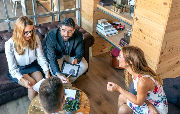 Bovenaanzicht van informele werkvergadering zittend op bank — Stockfoto