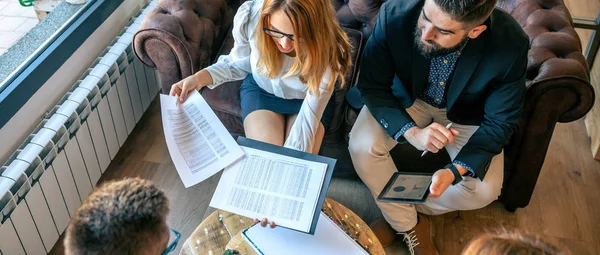 Ovanifrån av informellt arbetsmöte sittande på soffan — Stockfoto