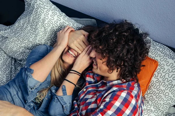 Paar spelen en lachen op het bed — Stockfoto