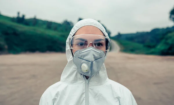 Femme avec costume de protection bactériologique — Photo