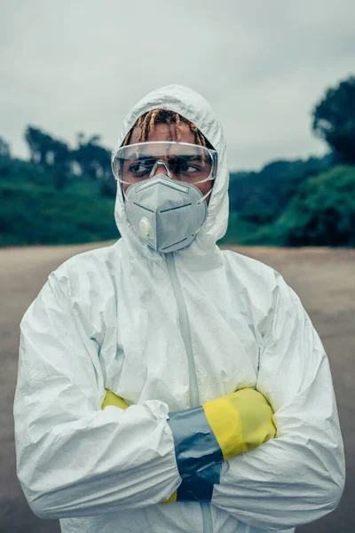細菌保護のスーツを着た男 — ストック写真