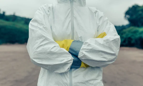 Onherkenbare vrouw in bacteriologisch beschermend pak — Stockfoto
