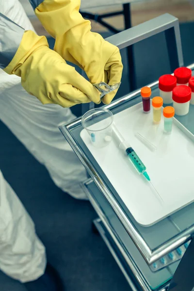 Médico Irreconhecível Preparando Dose Medicação Para Paciente — Fotografia de Stock