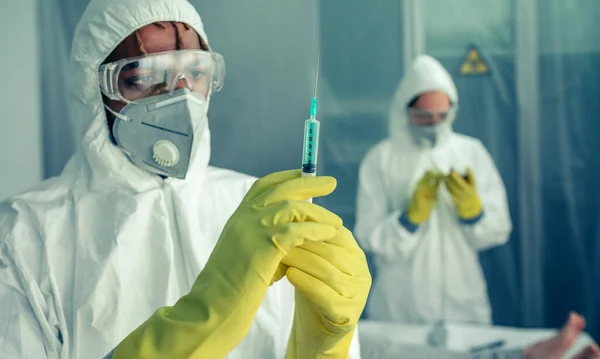Médico preparando seringa com vacina do vírus — Fotografia de Stock